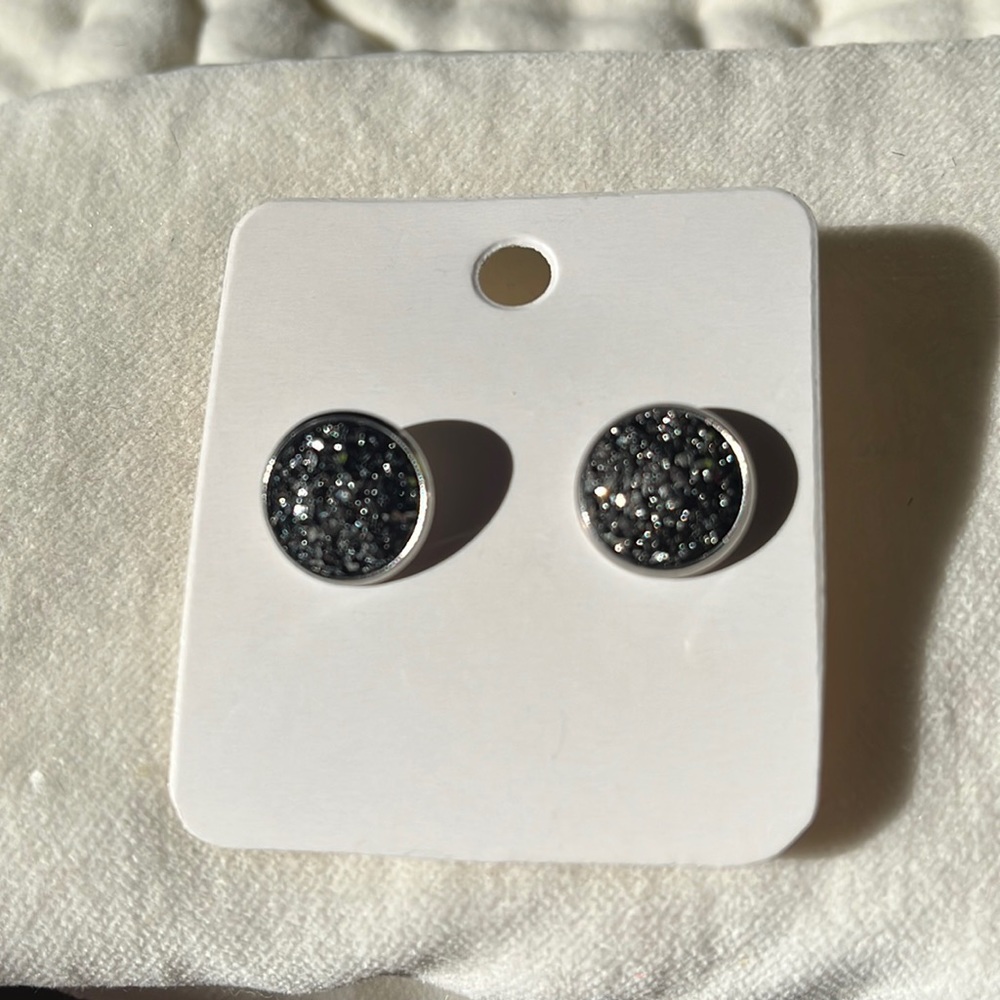 earrings (stud)